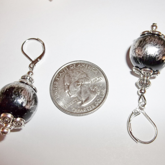 Black and Silver Earring Pair Woman Jewelry 4049 - Picture 6 of 6